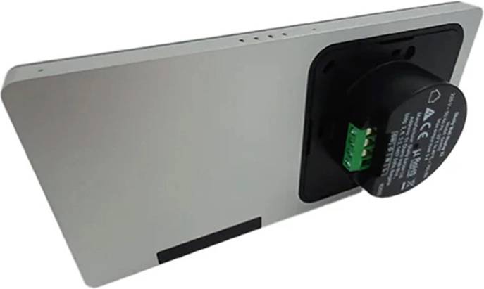 Integrated 230 V / 5 A relay: switching directly from the panel