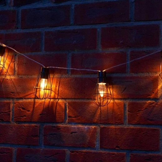 Vzdržljiv loft dizajn s kovinskimi kletkami