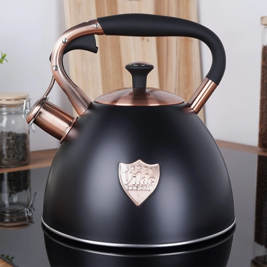 Elegantna mat črna z bakrenimi detajli