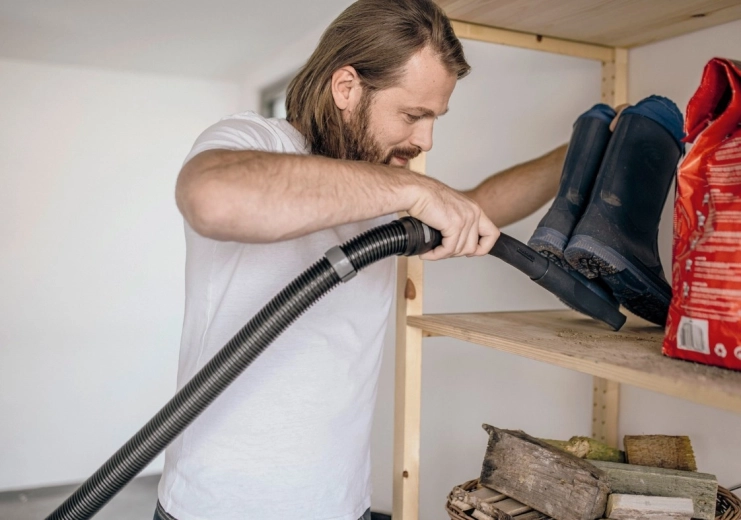 Pametno shranjevanje pribora in cevi na glavi naprave