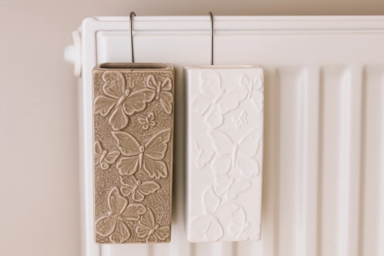 Elegantna keramika z reliefom metuljev