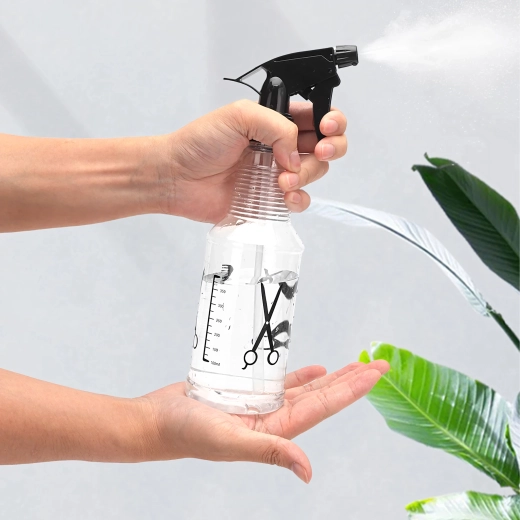 Prozorna posoda z oznakami za nadzor nivoja