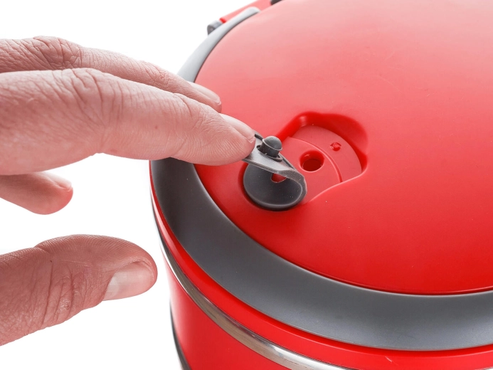 Tesnilni pokrov z ventilom za varno odpiranje