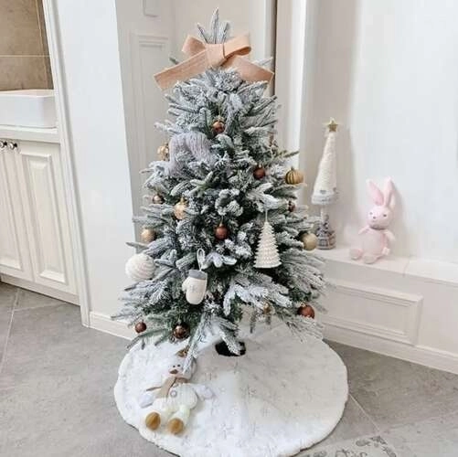 Practical space for gifts and floor protection