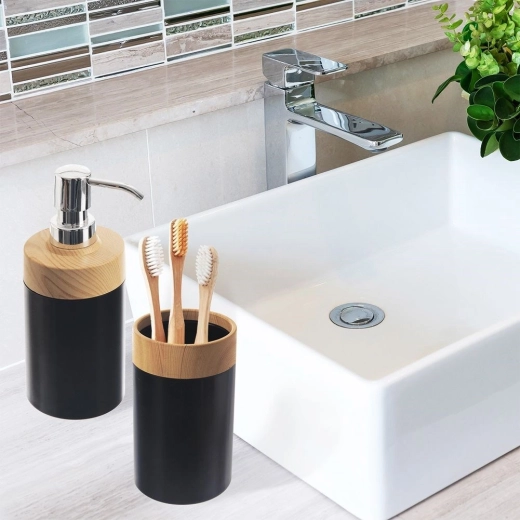 Elegantna kombinacija črne in lesa