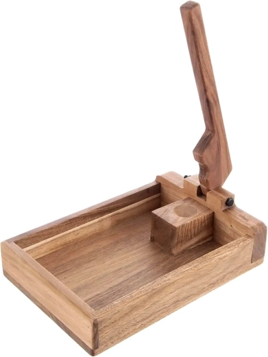 Odporen akacijev les in kovina