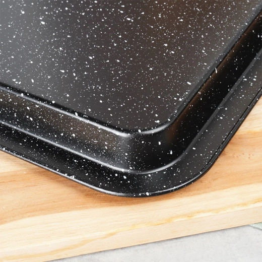 Nelepljiva granitna površina za čisto pečenje