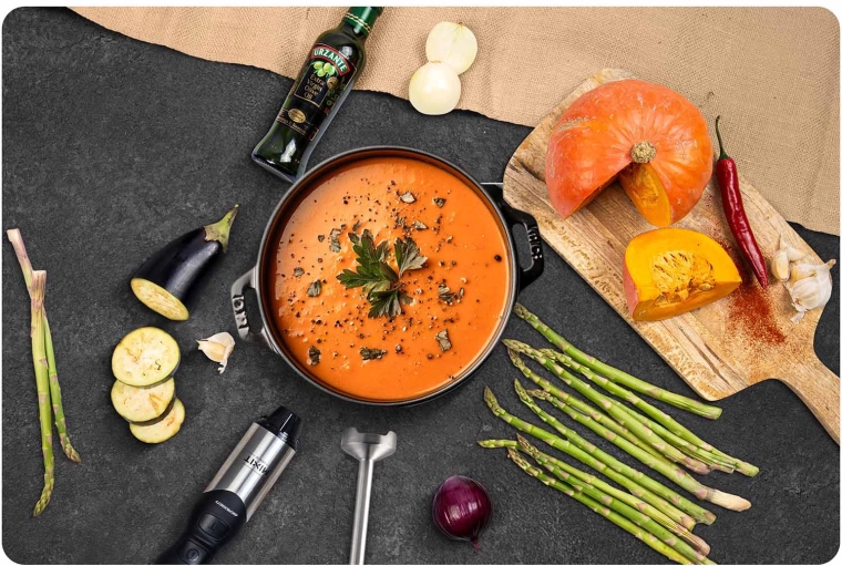 Moč 1500 W in funkcija TURBO za trde sestavine in led