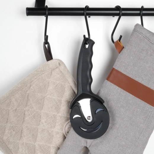 Ergonomski ročaj in enostavno obešanje