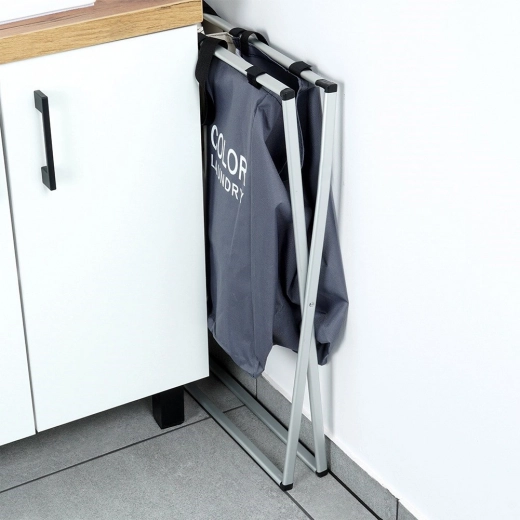 Zložljiv in prostorsko varčen okvir