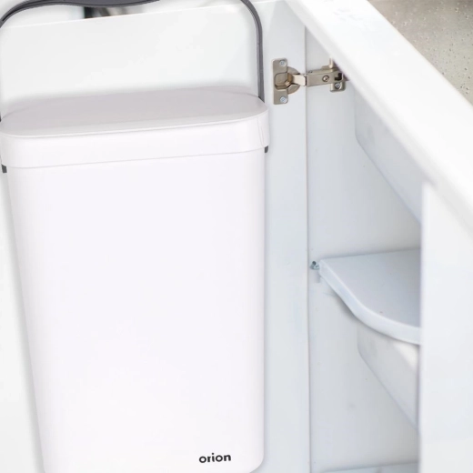 Varčno obešanje na vratca in steno