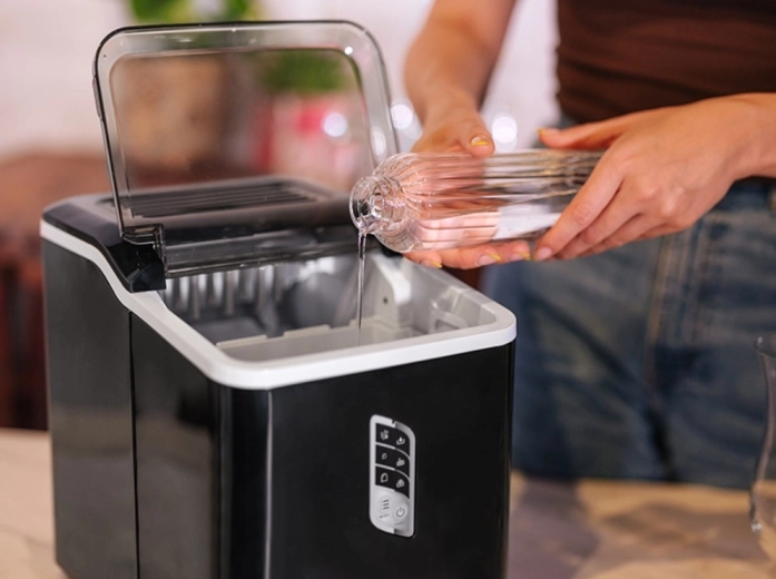 Velik 1,5 l rezervoar za vodo