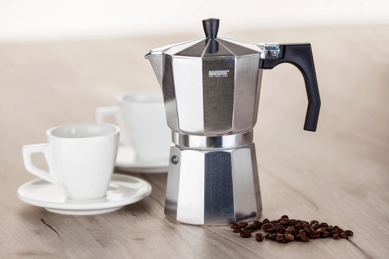 Kompaktna zasnova za 6 skodelic