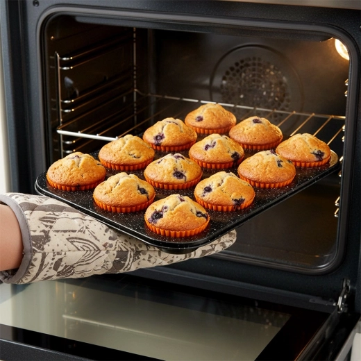 Stabilen kovinski pekač za enakomerno peko