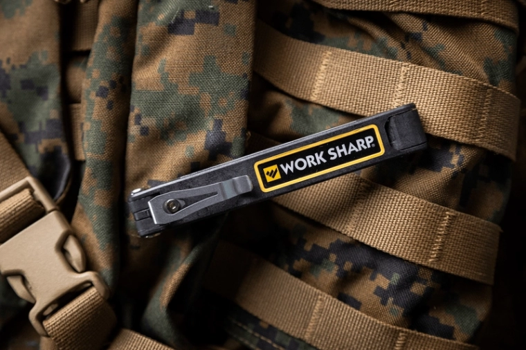 Zložljiva konstrukcija in žepni spon