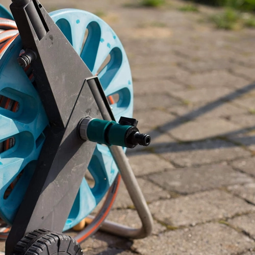 Hitra spojka za vrtno cev z zapornim ventilom