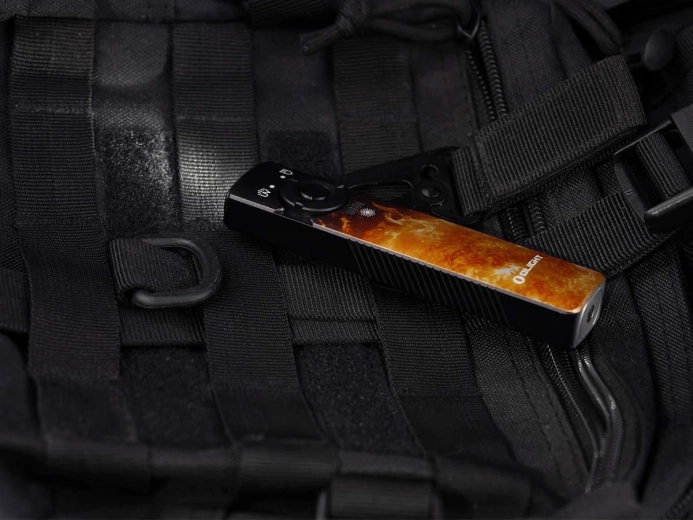 Ploska EDC zasnova s sponko in magnetom