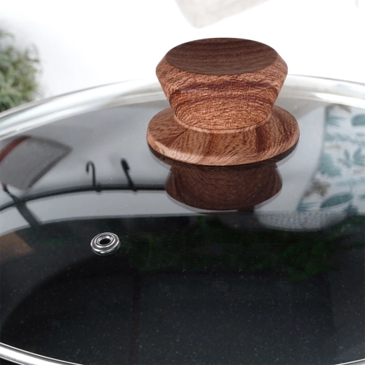 Stekleni pokrov in hladen ročaj v lesnem dekorju