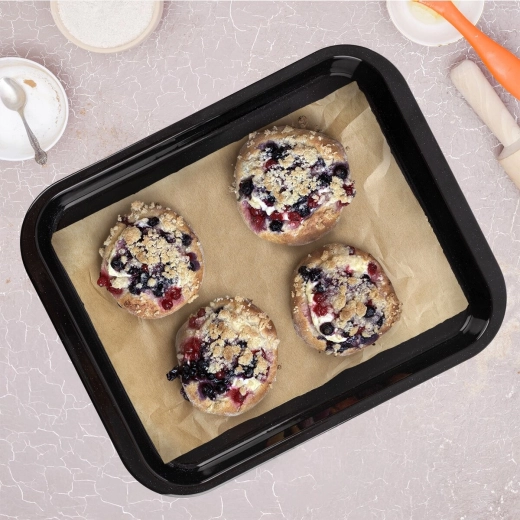 Raised edge for safe baking