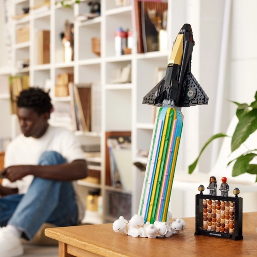 Ikonični raketoplan v dinamični launch pozi