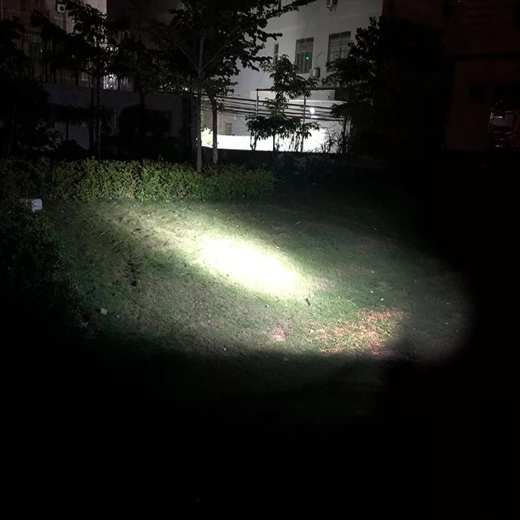Zmogljiv glavni LED-reflektor