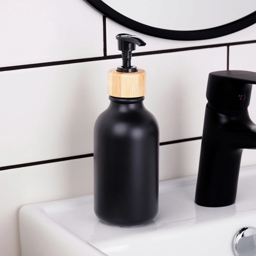 Modern dizajn v mat črni z bambusom