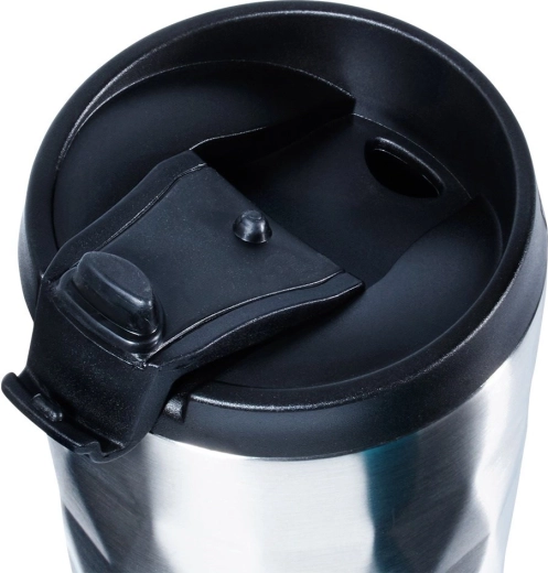 Tesnilni pokrov in varno pitje na poti