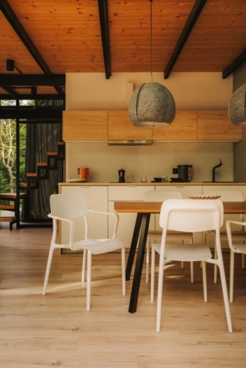 Udobje z nasloni za roke in ergonomijo