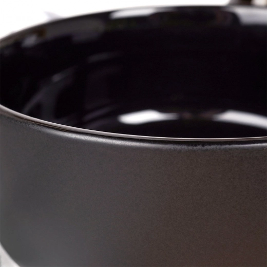 Eleganten kontrast: mat zunaj, sijaj znotraj