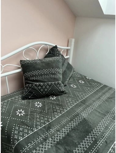 Decoration and practical bed or sofa throw