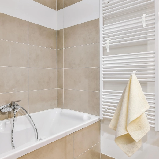 Red pri radiatorju in v kopalnici