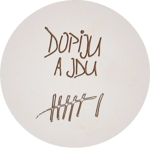 Lesen podstavek z motivom »Dopijem do črt«