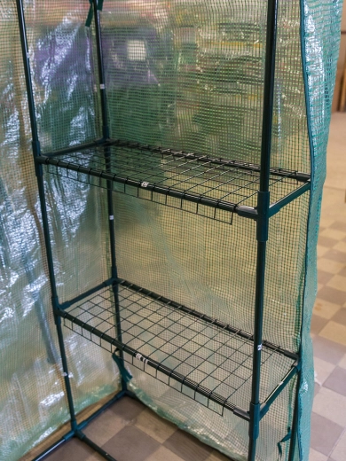 Prostorne in čvrste police za sadike