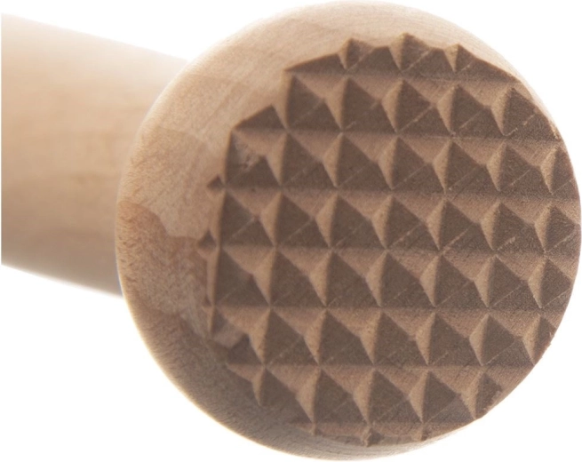 Toothed surface for effective crushing