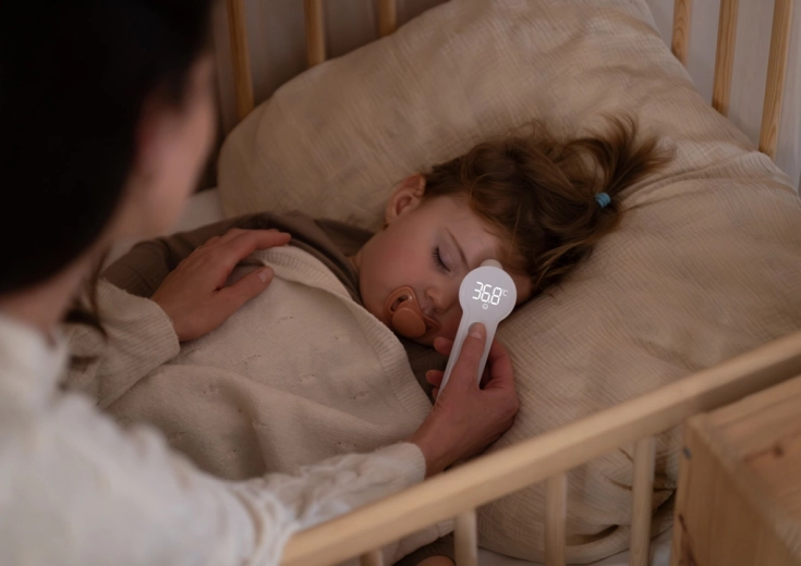 Osvetljen LED-zaslon in tih način za noč