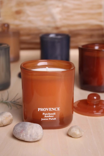 Dišeča sveča v steklu Provence pačuli in jantar 25 ur