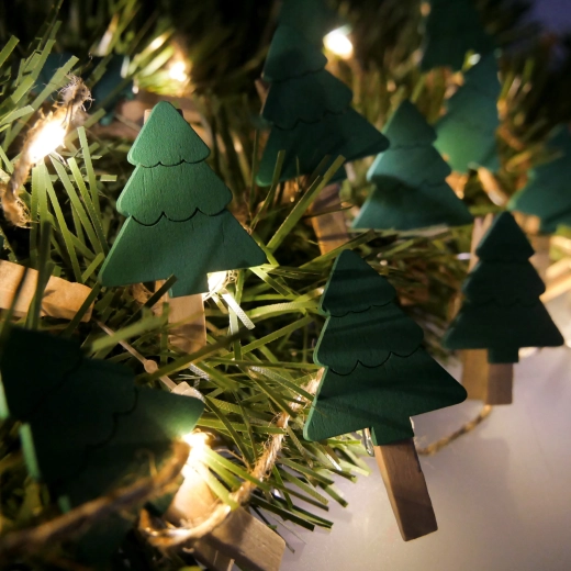 Svetlobni LED niz na baterije z lesenimi klipi v obliki smrečic