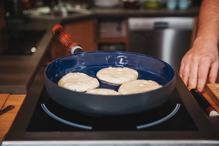 Združljiva z indukcijo in vsemi vrstami štedilnikov