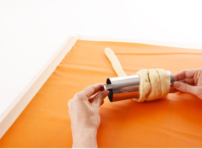 Gladek nerjavni površinski sloj za enakomerno peko