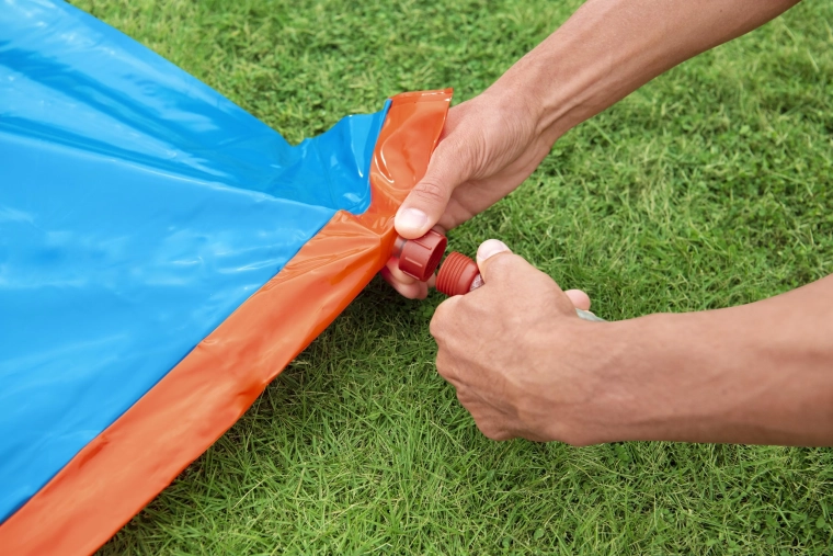 Priključite cev in končano