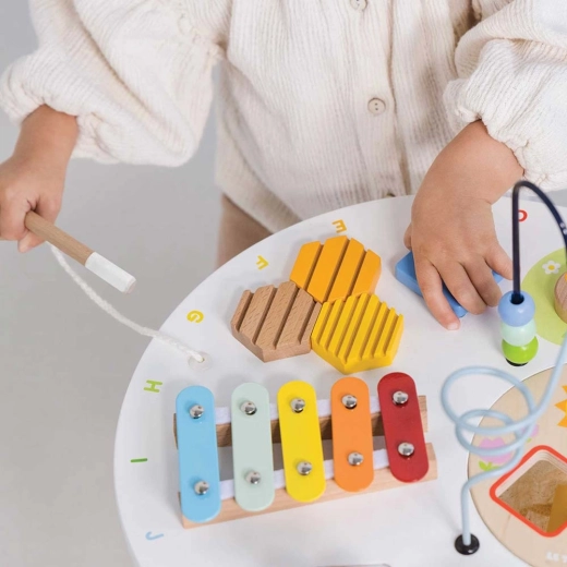 Musical and rhythmic discovery with a xylophone