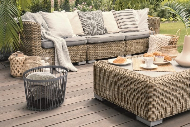 Dve v enem: shranjevalna košara in odlagalna mizica