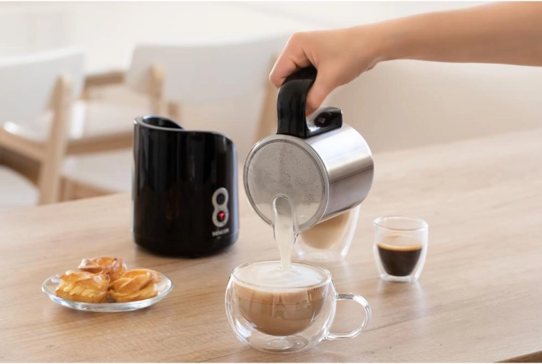 Froth and hot milk for your favorite drinks