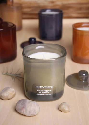 Dišeča sveča v steklu Provence poper in vetiver 25 ur