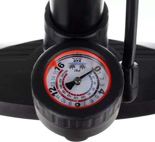 Integriran manometer (BAR/PSI) za natančno napihovanje