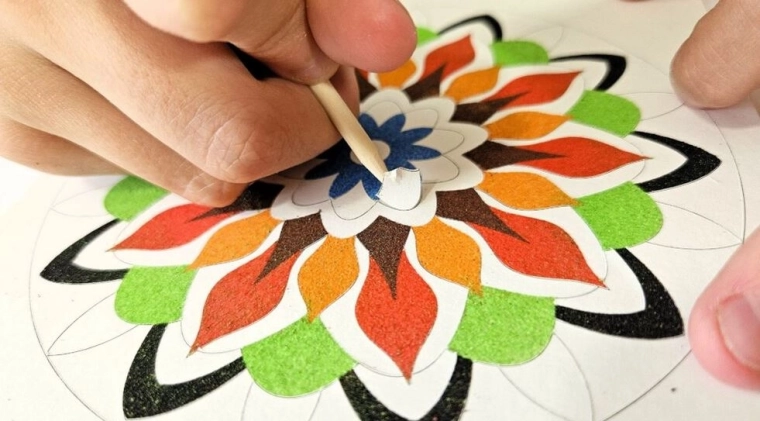 Samolepilna mandala za natančno in enostavno ustvarjanje
