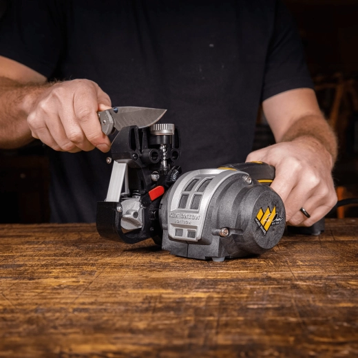 Motor z variabilnimi vrtljaji in 7 hitrostmi