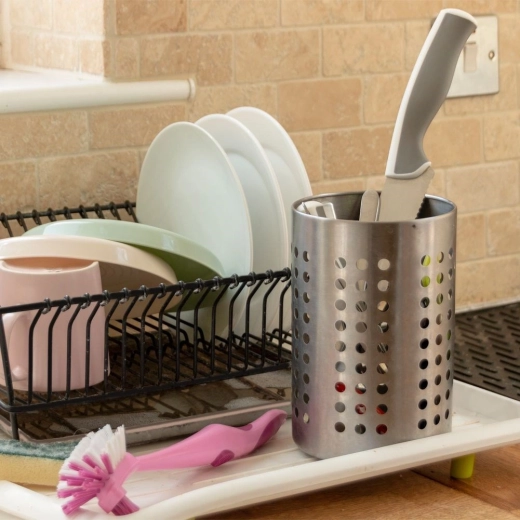 Red na pultu in v odcejalniku