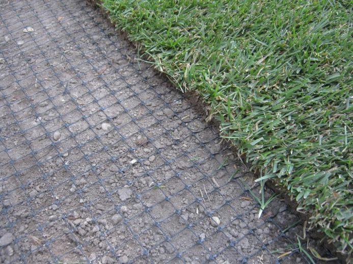 Enostavno polaganje pod trato