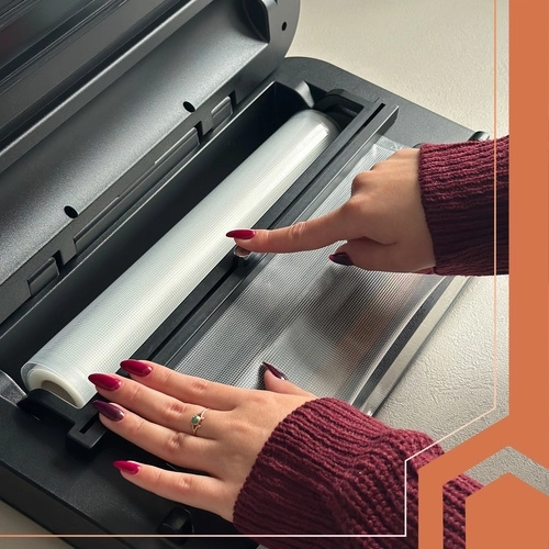 Vgrajen rezalnik in zalogovnik za rolo